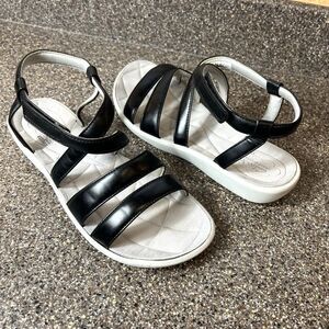 Clarks Cloud steppers Womens 10 W Comfort Casual Sandals Black Flat Faux Leather